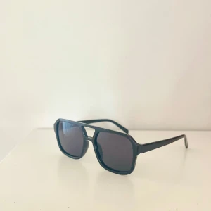 Snygga svarta solglasögon  - Snygga svarta solglasögon med markerad fyrkantig båge och mörka glas. Klassisk och stilren design som passar perfekt till sommaren😎Bågarna ger en modern känsla🔥