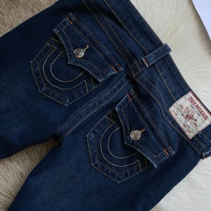 Mörkblå bootcut jeans från True Religion - Modell joey i färgen muddy waters knappt använda då dom inte passar mig dock upp sydda ca 2cm men inget som syns midjemått 38cm innerben 82cm