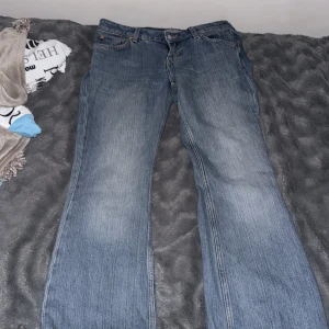 Blå bootcut jeans från Weekday - Mina absoluta favorit jeans men tyvärr är de försmå💞 Utsvängda lågmidjade jeans. Matrialet är riktigt jeans material så de är ej stretchiga. Original priset är 700