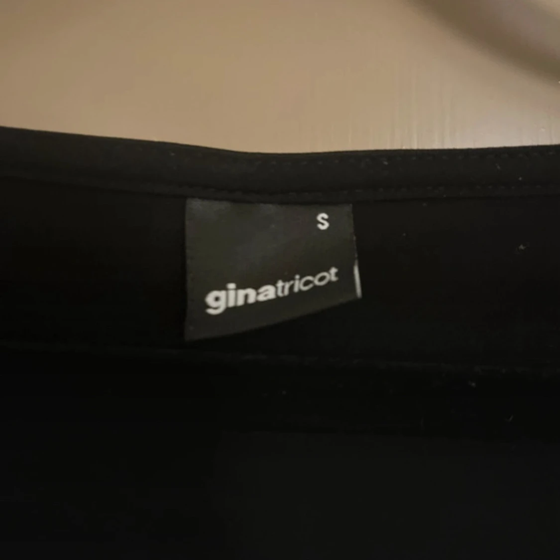 Svart långärmad topp med spets från Gina Tricot - 1