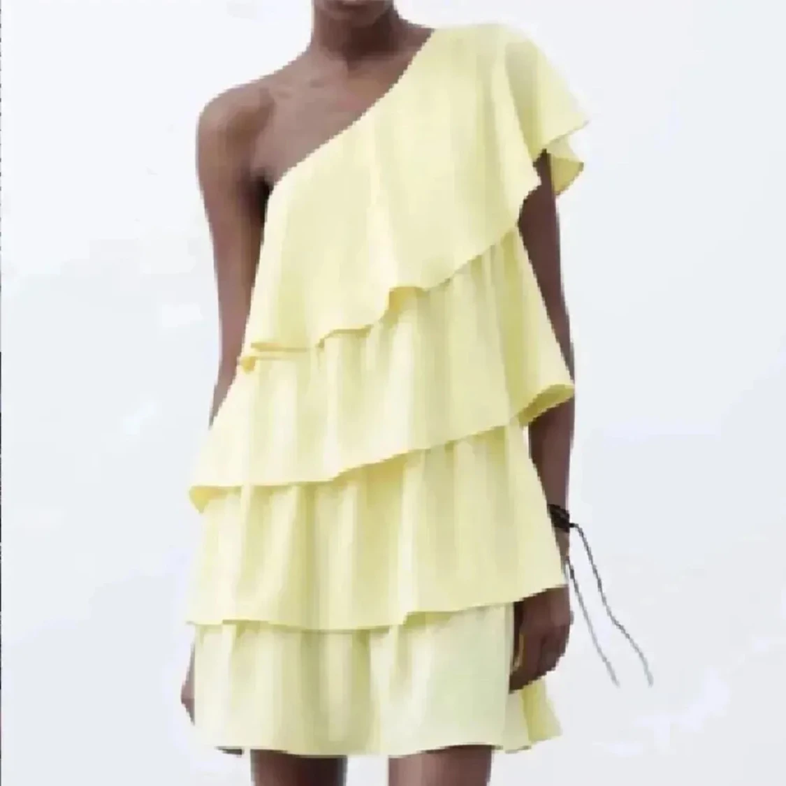 Gul volangklänning med oneshoulder zara - 1