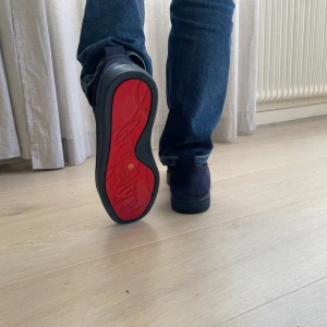 Christian Louboutin skor - Säljer nu ett par mörk blå loubs då de är för små, fick de i present i julas, och endast använda 3 gånger sedan dess på grund av storleken. Inga skador eller annat finns på skorna. Du får med dustbag och skorna. 