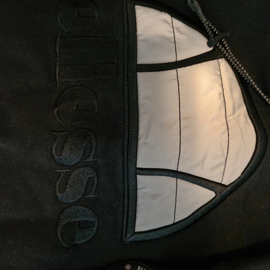 Sommar25. Svart hoodie från Ellesse med broderad logga - 3