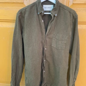 Our legacy skjorta  - En riktigt snygg Our legacy skjorta i mycket bra skick. Storlek S och sitter relaxed. Passar M. Som referens är jag 178 och 77kg och bär vanligtvis M-L och denna passar mig. Nypris på Our legacy skjortor är över 2000kr