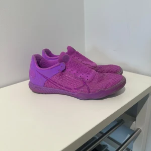 Inomhusskor - Inomhus skor utan skosnöre, använda en säsong inomhus. Nypris 1000