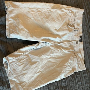 Chino shorts - Modell: slim fit men ser normala ut. Storlek 34
