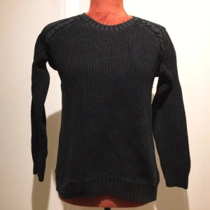 Svart stickad tröja Ellos strl: 34/36 - Stickad tröja i 100% bomull e-basics från Ellos Något blekt ﻿Bystmått: 51 cm