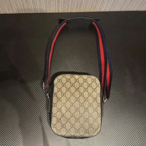 Beige axelväska från Gucci med GG-mönster - Snygg Gucci väska finns lite defekter som egentligen inte man ser eller bryr sig om 