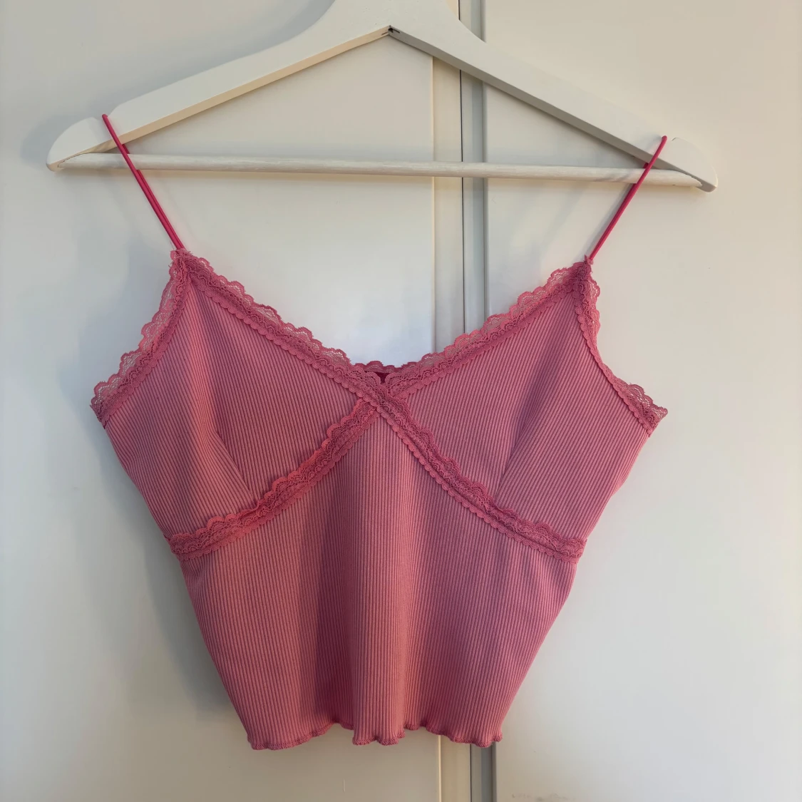 Rosa croppad linnetopp med spets - 1