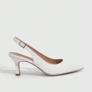 Vita pumps med slingback  - Säljer ett par vita pumps med justerbart spänne. Skorna har spetsig tå och en klack på ungefär 7 cm 💞stl 38 och endast provade. Passar perfek till studenten eller till sommaren ☺️