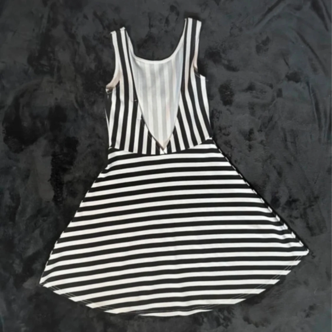 Randig sommarklänning från Sisters Point – figursmickrande retrostil med djup rygg Stl 36 / Small  - 1