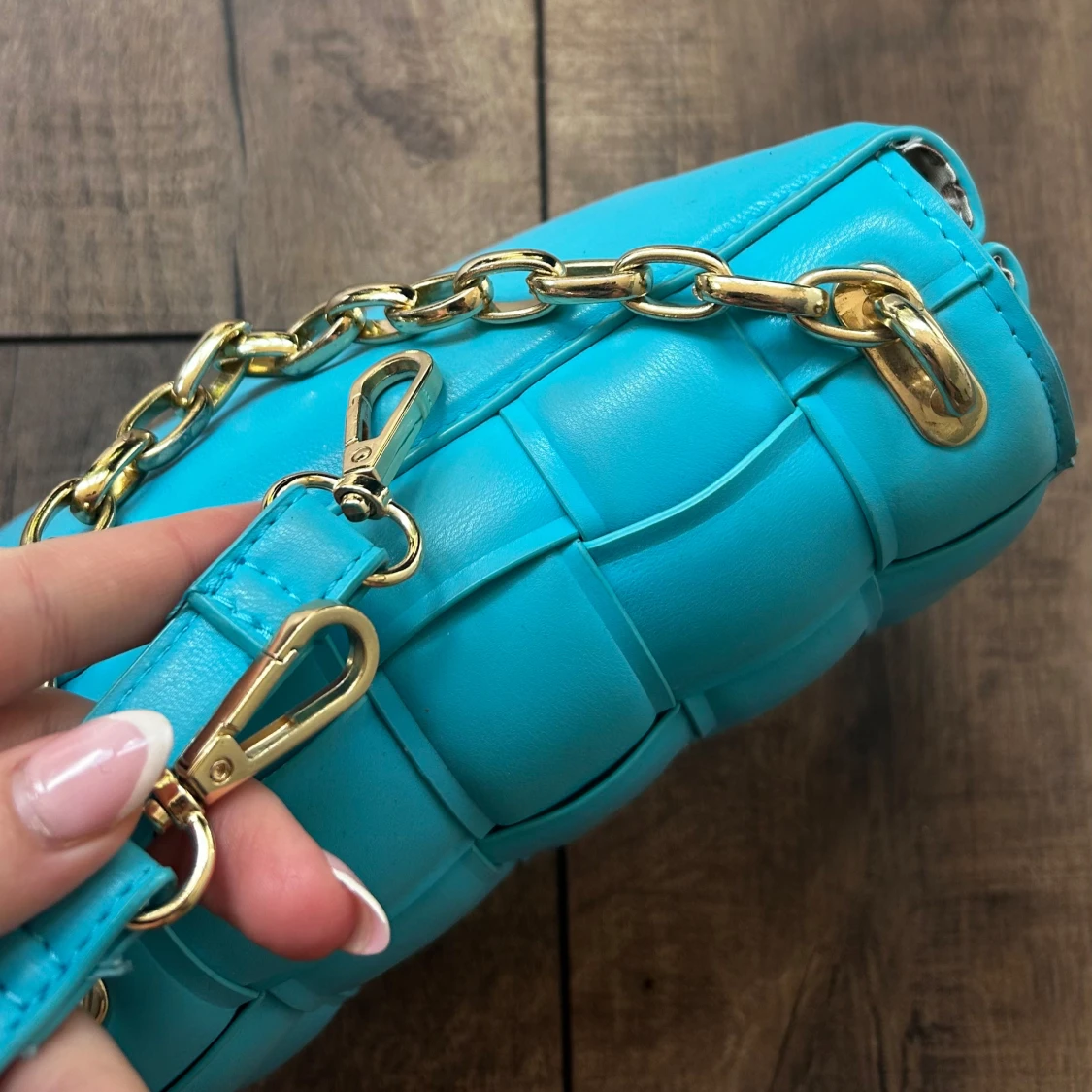 Turkos axelväska med kedjedetalj - 3