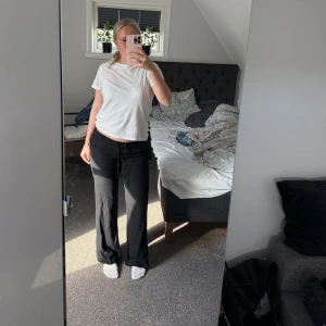 Svarta linnebyxor  - Säljer mina snygga svarta lågmidjade linnebyxor som är köpta ifrån h&m💕Dom är inte så använda så dom är i ett mycket bra skick!! Har sprätt upp sömmarna där nere för att de skulle bli något längre och dom sitter bra på mig som är ca 168 cm lång😊