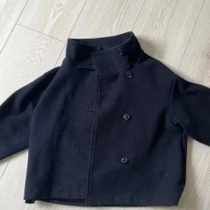 Blå kappa - Trendiga kappan från Gina Tricot i marinblått. Knappt använd. Perfekt nu till våren eller sommaren 💗