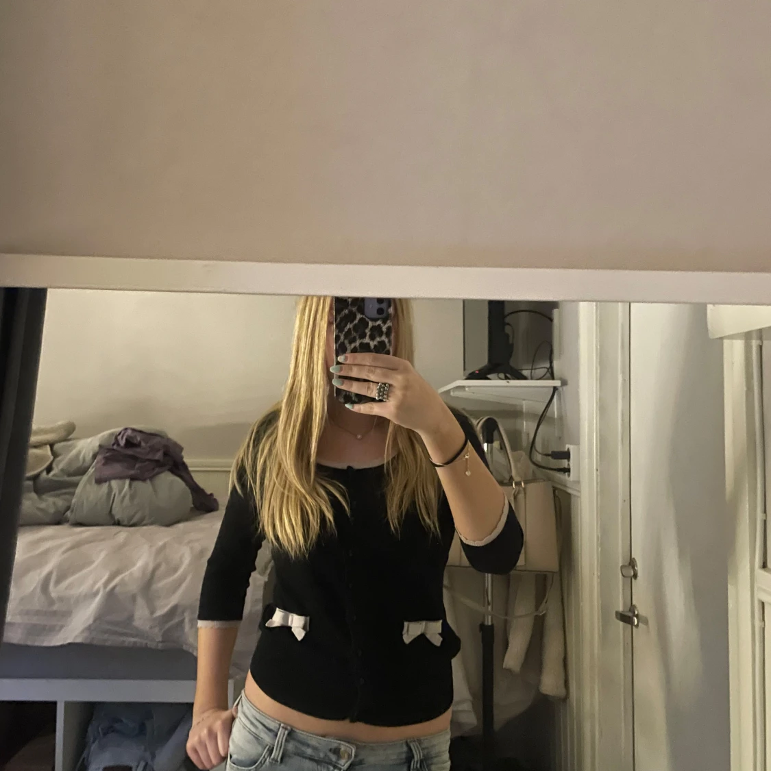 svart kofta med rosetter