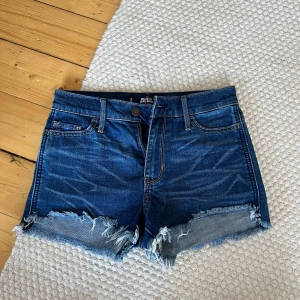 Blå jeansshorts - Från Hollister, storlek W24. Använda men bra skick