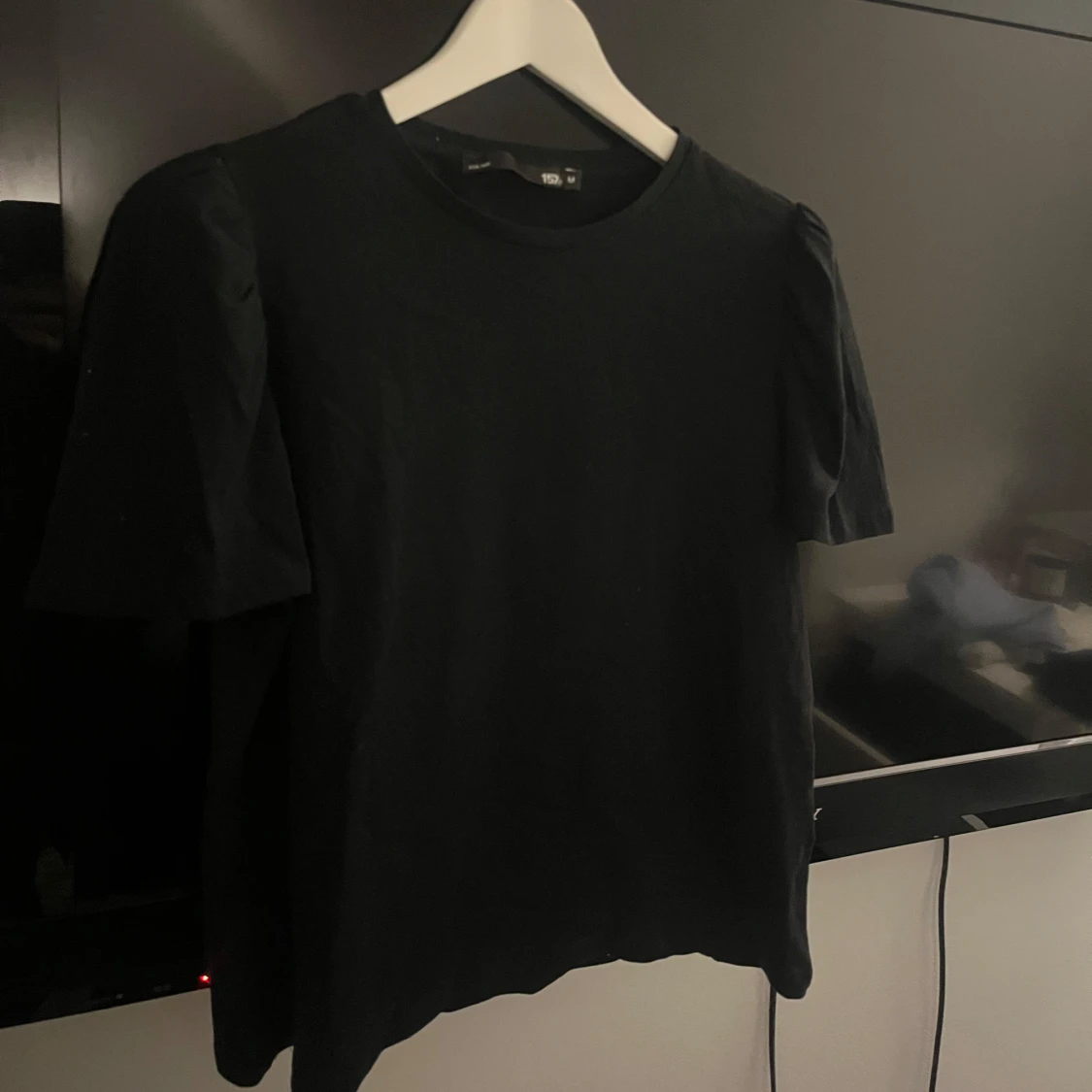 Svart topp med puffärm från 157