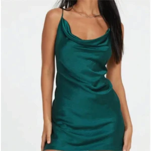Grön satinklänning från Motelrocks - Supersnygg smaragdgrön knälång klänning i satin med smala axelband och draperad urringning. Klänningen har knyt i midjan för en snygg siluett och en stilren, minimalistisk look. Perfekt för dig som vill sticka ut med en elegant vibe. ALDRIG ANVÄND!