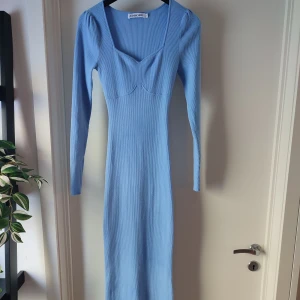 Ljusblå Adoore klänning 34 - Ljusblå Adoore klänning i storlek 34. Stretchig i materialet. Klänningen är i gott skick!