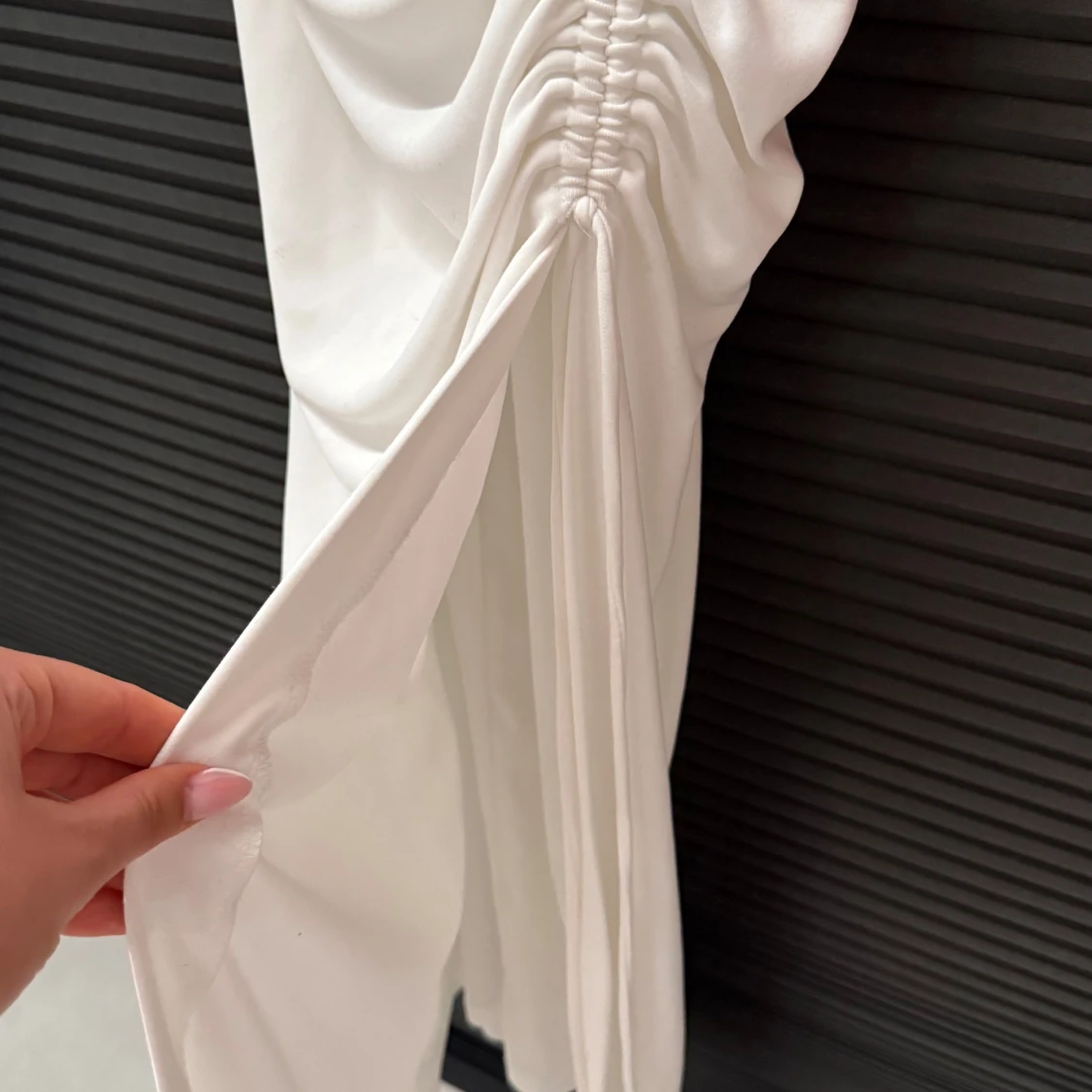 Vit långklänning med drapering och smala axelband - 2