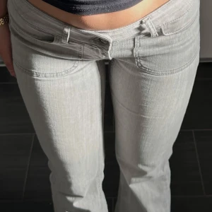 Ljusgrå jeansbyxor med raka ben - Säljer ett par ljusgrå jeansbyxor med låg midja och raka ben. Från Nelly i storlek 36 i bra mycket bra skick köpta för 699kr säljer för halva priset 349kr!