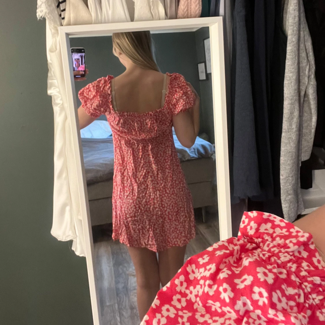 Röd blommig kortklänning med puffärmar - 2