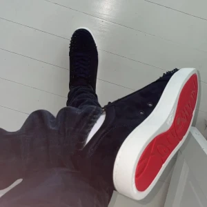 Mörkblå Christian Louboutin skor - Tja, säljer mina Christian Louboutin skor i färgen navy, alla nitar är på och man får med box och allt, extra nitar följer med och priset är diskuterbart. Skriv vid minsta fundering!!!