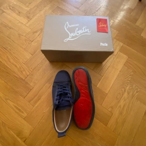 Christian loubitin - Säljer feta loubs! Har ett litet håll på sidan men är lätt att fixa, storlek 40. Hör av er om ni är intresserade eller har frågor!