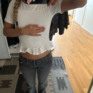 Vit smockad croppad topp med volang - För liten för mig 