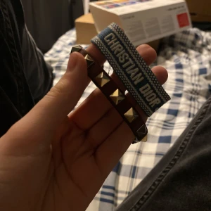 Paket pris valentino/dior - Säljer just nu 2 armband de vin röda valentino armbandet för man allt og men de blåa dior får man bara armbandet med. Paket pris 