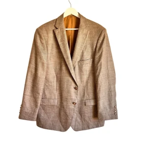 Enkelknäppt sommarkavaj i tyg från Loro Piana tillverkad i Italien. - En mycket elegant sommarkavaj perfekt till student, midsommar eller vilken sommardag som helst. Dubbel slits backtill för en fin siluett och bra komfort. Tyg ifrån Loro piana som är kända för bra kvalité. 