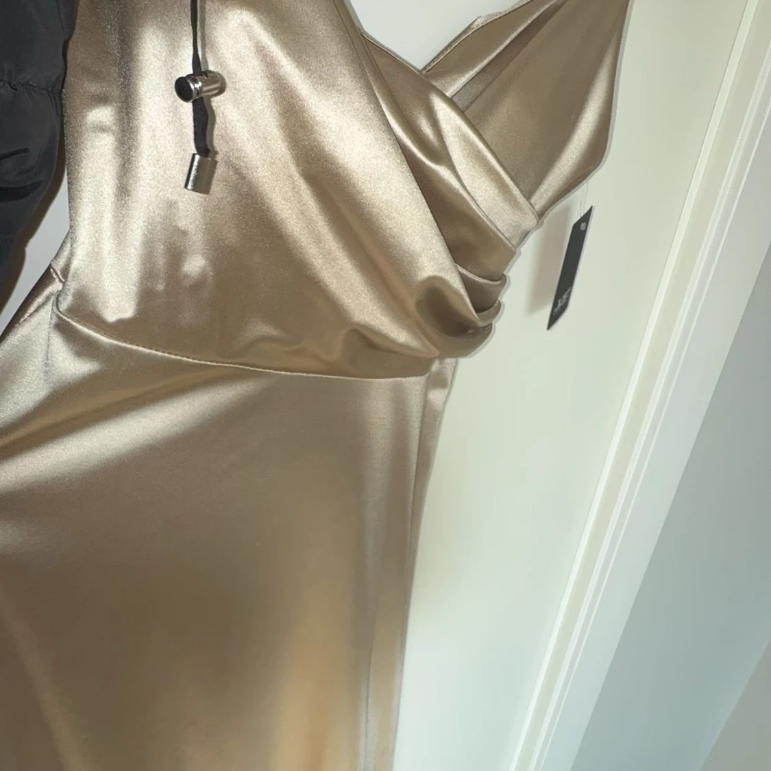 Champagnefärgad långklänning med snörning på ryggen