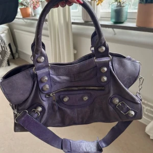 Lila handväska med silverdetaljer - Vintage. Tryck inte på köp direkr, meddela mig först 💜