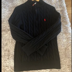 Svart stickad tröja med dragkedja från Ralph Lauren - Inga defekter, använt max 3-5 gånger. Skick 9/10