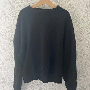 Svart Sweathirt med tryck bak - Jättesnygg sweatshirt från BikBok med tryck bak på ryggen!🙉