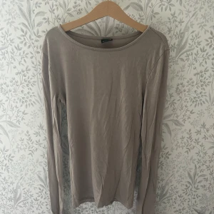 Beige långärmad topp - Topp från Gina Tricot, sällan använd!!