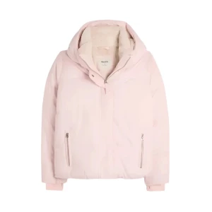 Rosa Hollister  - Supermysig ljusrosa pufferjacka från Hollister med stor huva och dragkedja framtill. Jackan har två fickor med dragkedja och fluffigt foder som håller dig varm. Perfekt för kalla dagar och snygg till jeans eller leggings.