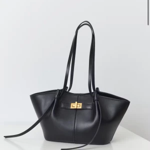 SÖKER midi long strap bag gulddetalj från Gina tricot  - SÖKER denna väskan från Gina tricot. Måste vara i den lilla modellen med gulddetaljer. Diskuterar gärna priset, så kom med prisförslag! :)