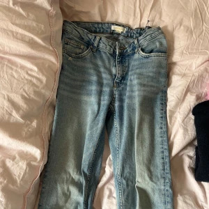 Ljusblå jeans från Gina Tricot - Slitna men snygga jeans!