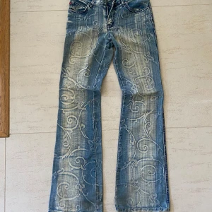 Blå Beavers jeans lowwaist - Flared 2000s beavers y2k jeans. Size xxs-xs. Low waist. Koko xxs-xs. Saa tarjota. Siisti kuviointi kulumaa takareidessä (en tiedä onko tahallaan vai pelkkää kulumaa) ei kuitenkaan näy selkeästi. 💗sisälahkeenmitta 86cm ja vyötärömitta 73cm. 28/34#2000s #y2k #y2kstyle #y2kfashion #2000sfashion #flared #flare #flaredjeans #lowwaist #lowrisejeans #lowrise #lowwaisted #veromoda #oldschool #onlyjeans #veromodafashion #veromodajeans #longjeans #34/34 #xsmall #2000saesthetic #cute #crunge #vintagestyle 