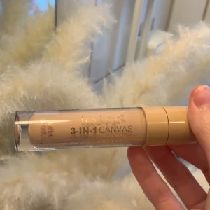 Technic 3-IN-1 Canvas concealer - Säljer denna pga av den färgen som tyvärr inte passar för mig.  Denna Innehåller 8 ml.  Concealer från Dollarstore. ☺️