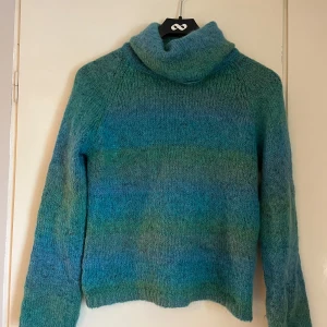 Vintage polotröja i mohairblandning - Superfin tröja från Hennes Collection i 48% mohair. På lappen står det M men snarare XS/S i dagens mått💓