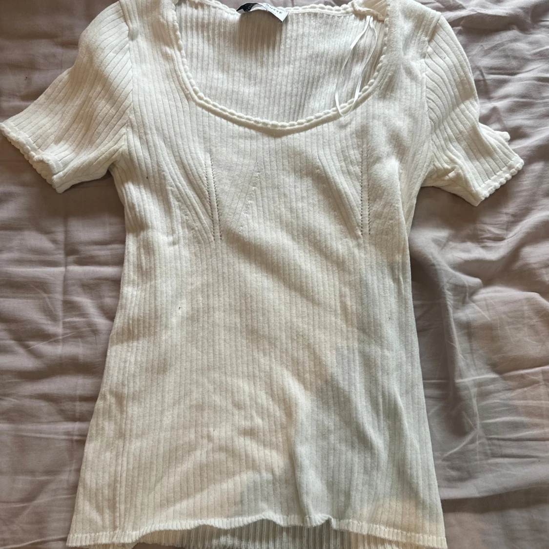 Vit ribbad topp med kort ärm