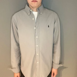 Polo Ralph Lauren skjorta  - Polo Ralph Lauren skjorta | storlek m | skick 9,5/10 | fraktar via valfrit ombud på köparens bekostnad | hör av dig vid funderingar 