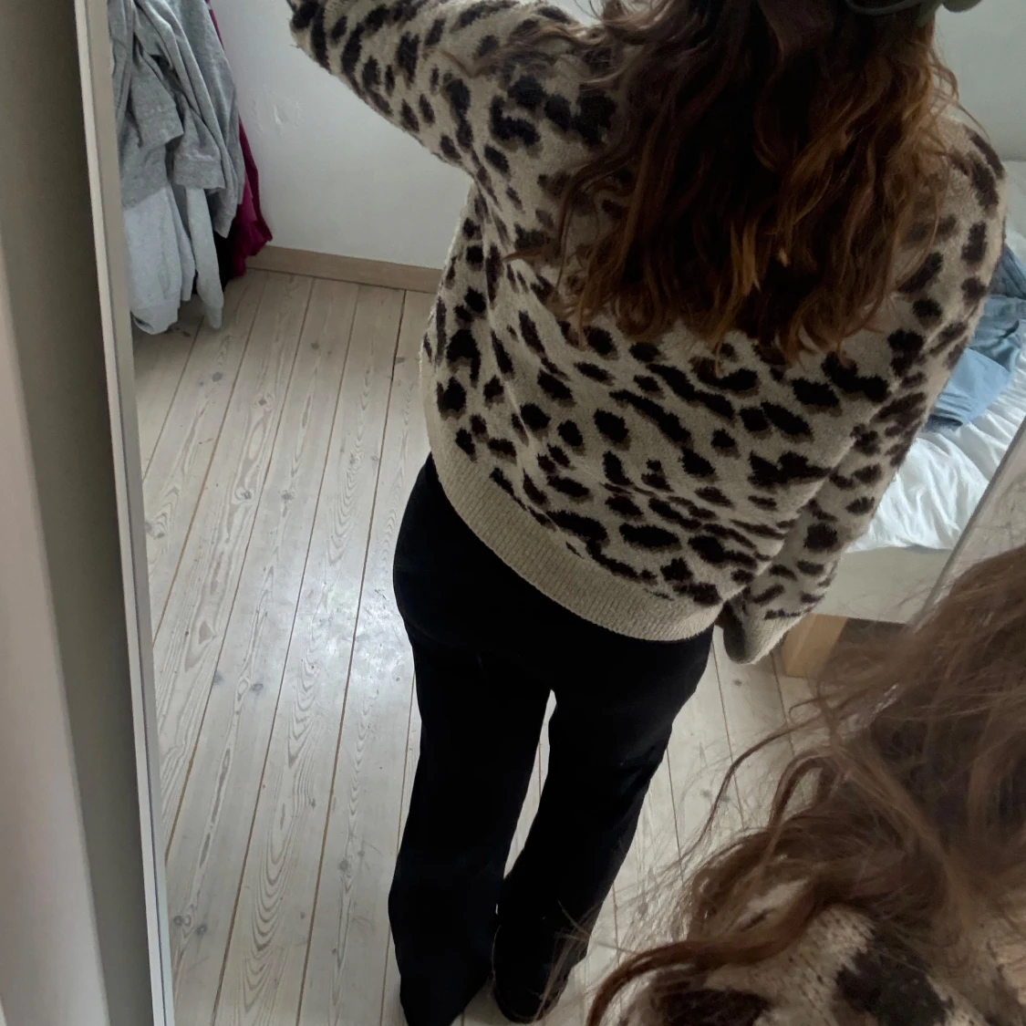 Beige leopardmönstrad stickad tröja - 2