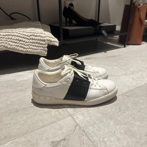 Valentino open  - |Säljer nu dessa valentino open i bra skick|skorna är i storlek 44|Vid eventuella frågor är du välkommen att kontakta oss|