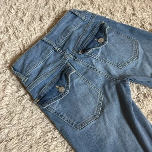 Lågmidjade Nelly jeans - Lågmidjad och bootcut modell från Nelly. 😍 Perfekt skick, förutom att de är uppsydda vilket inte syns. (se bild) 🫶🏻 Mått finns på bilder, men kan fixa fler i DMs. Jeansen passar inte längre, kan därför er visa bild med dem på. ❤️ Fler jeans finns på min profil! 