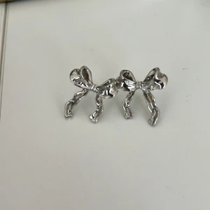 2st örhängen - Två st super fina örhängen, tyvärr inte min stil.