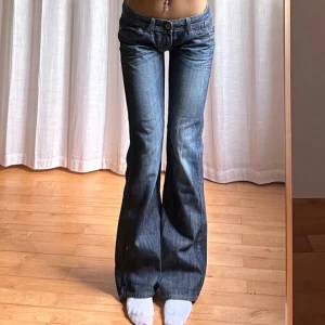 Lågmidjade bootcut jeans  - Säljer ett par snygga blå jeans vintage från Ventana med bootcut passform. Jeansen har klassisk femficksdesign, slitningar och tvättade detaljer. Jag säljer vidare så inte mina bilder. Midjemått 38, innerbenslängd 75🤗