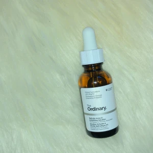 The Ordinary Salicylic Acid 2% - Salicylsyra 2% från The Ordinary i en brun glasflaska med vit pipett. Perfekt för dig som vill ha en enkel och effektiv lösning för oren hud. Flaskan är stilren och lätt att använda, passar bra i din hudvårdsrutin.